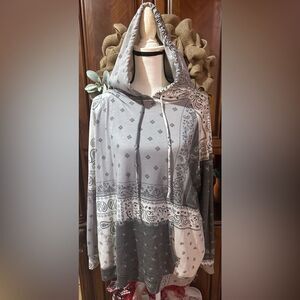 🟧 3 for $30 Women's Gray Patterned Hoodie Sweater